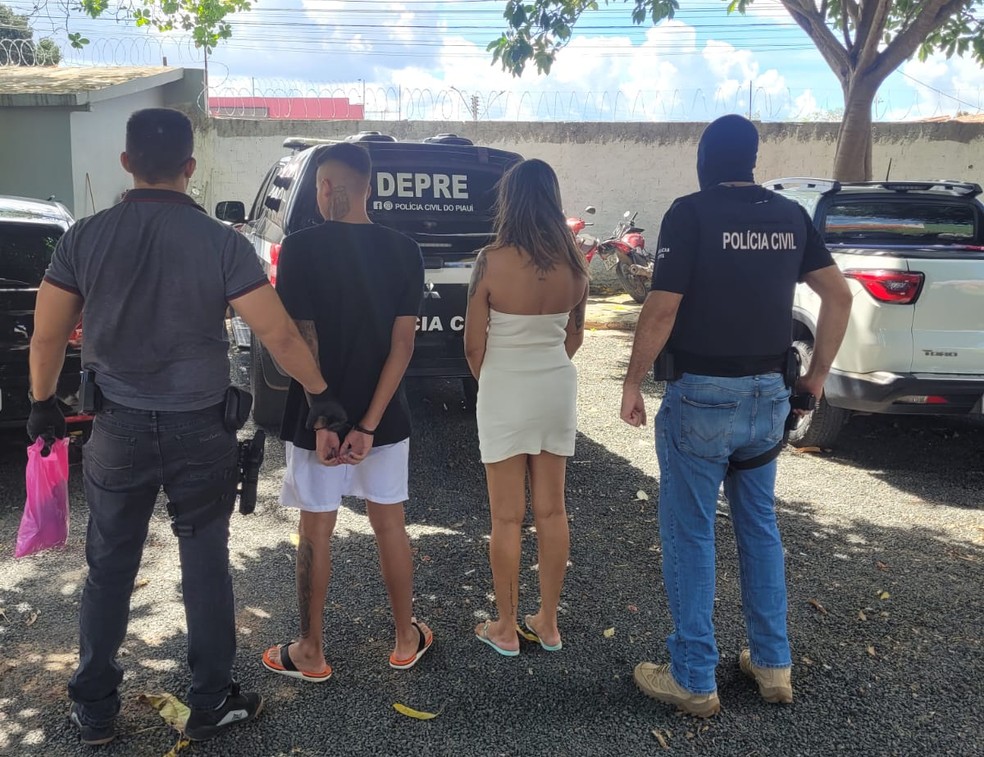 Mãe e filho são presos suspeitos de vender drogas em residência ao lado de igreja em Teresina  — Foto: Divulgação/PCPI