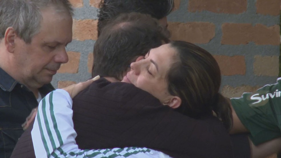 Mãe de Gabriela Anelli durante velório da filha em Embu das Artes — Foto: TV Globo