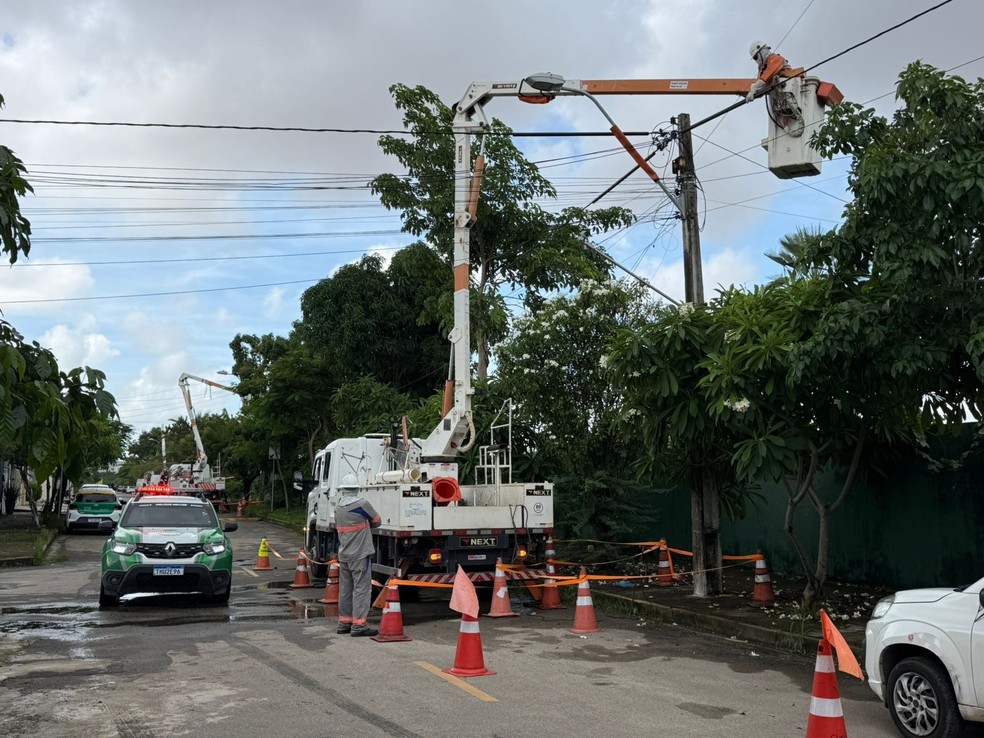 Polícia desativa rede clandestina de energia em Fortaleza nesta quarta-feira (4) — Foto: Enel/Divulgação