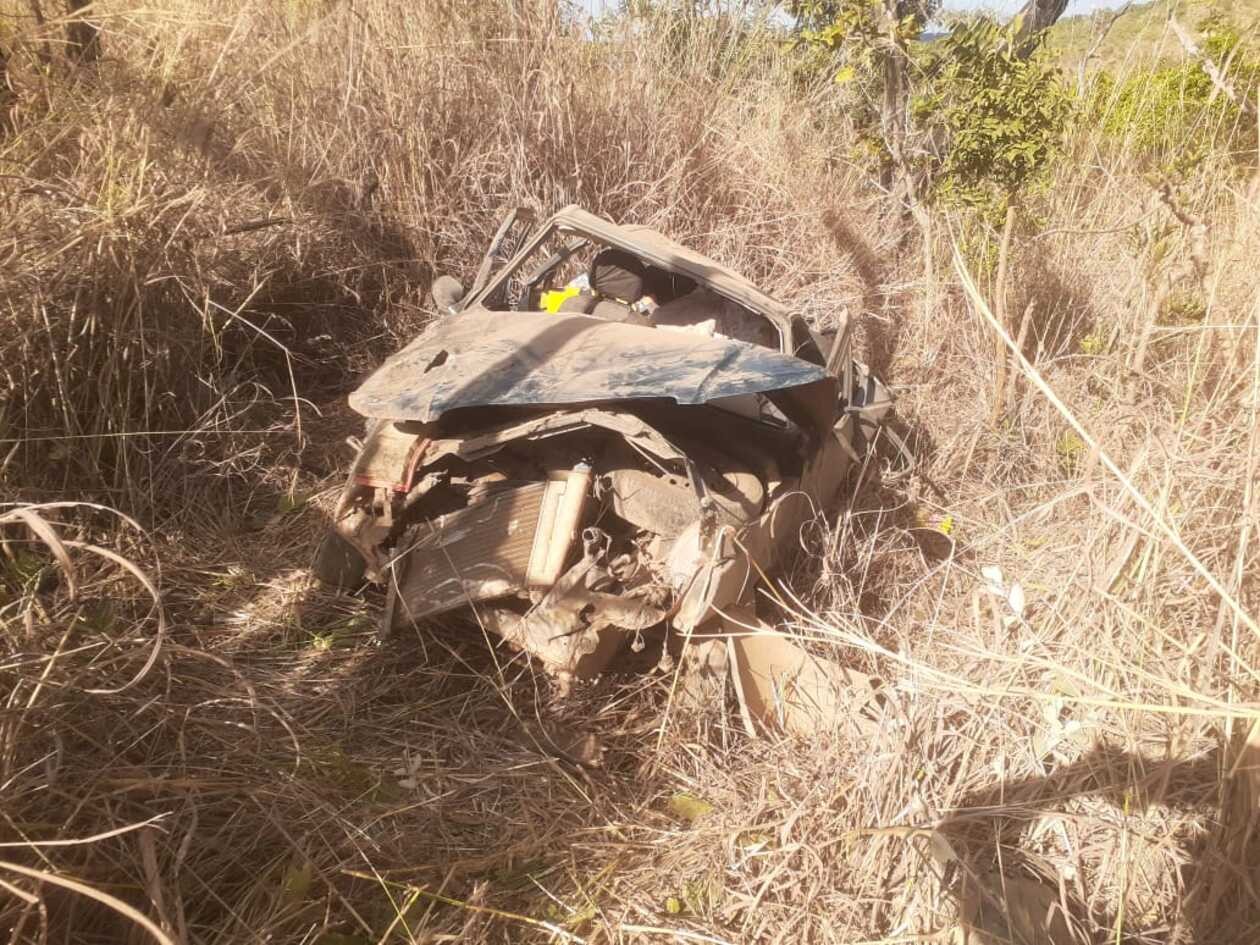 Dois homens ficam feridos após carro capotar e parar em barranco na BR-365