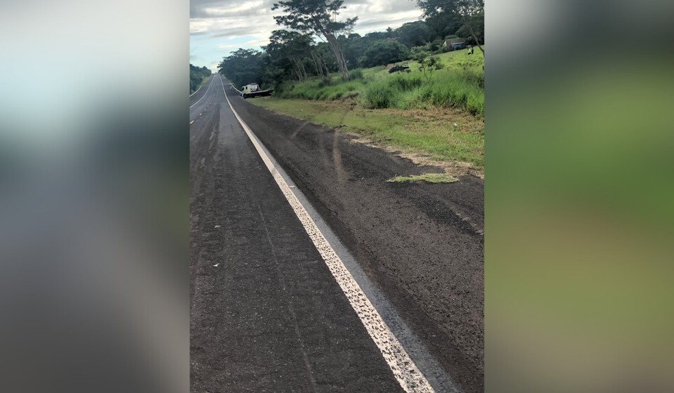 Motorista de 34 anos morre após capotamento em rodovia de Álvares Machado — Foto: Polícia Militar Rodoviária/Divulgação