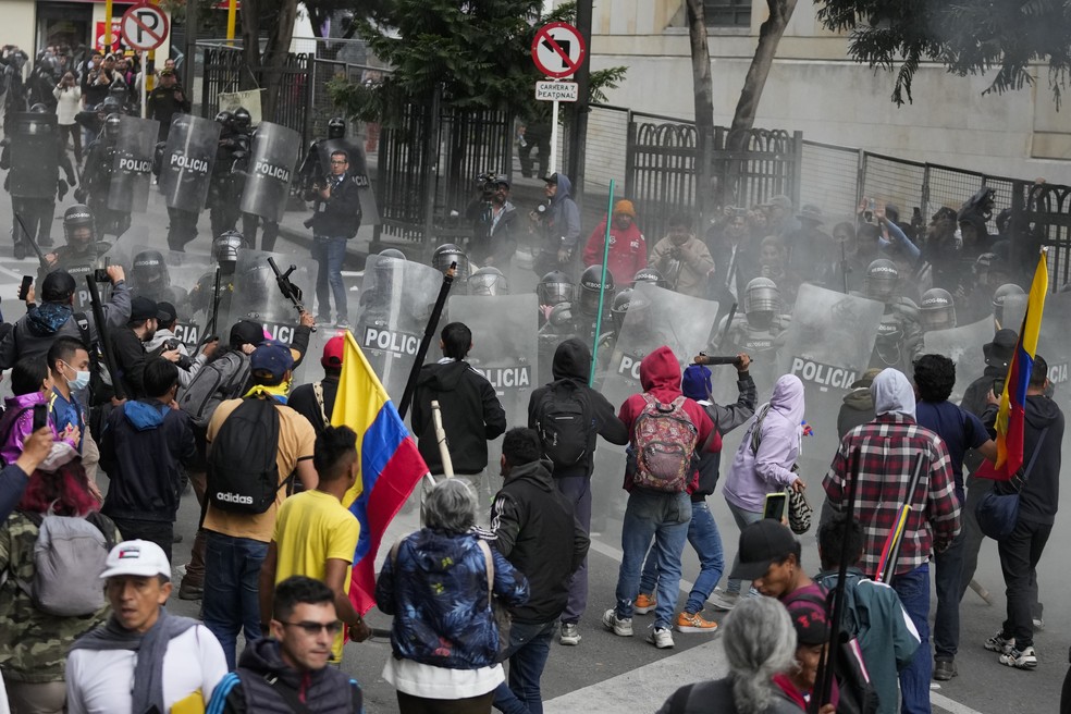 Manifestantes durante confronto com a polícia em protesto em Bogotá — Foto: AP Foto/Fernando Vergar