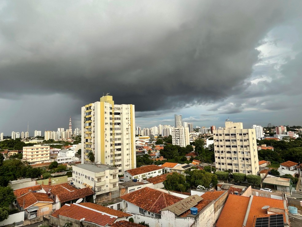 Nuvens carregadas sob o céu de Cuiabá (MT) em maio de 2025. — Foto: Mariana Mouro