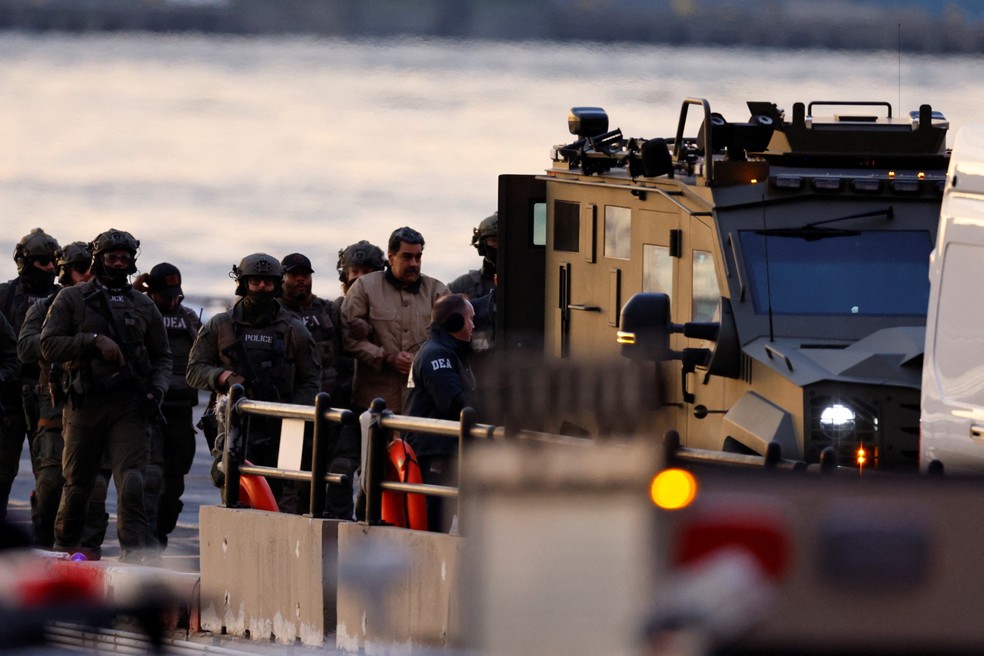 Nicolás Maduro é transferido por autoridades dos EUA para comparecer em tribunal em Nova York em 5 de janeiro de 2026 — Foto: Eduardo Munoz/Reuters
