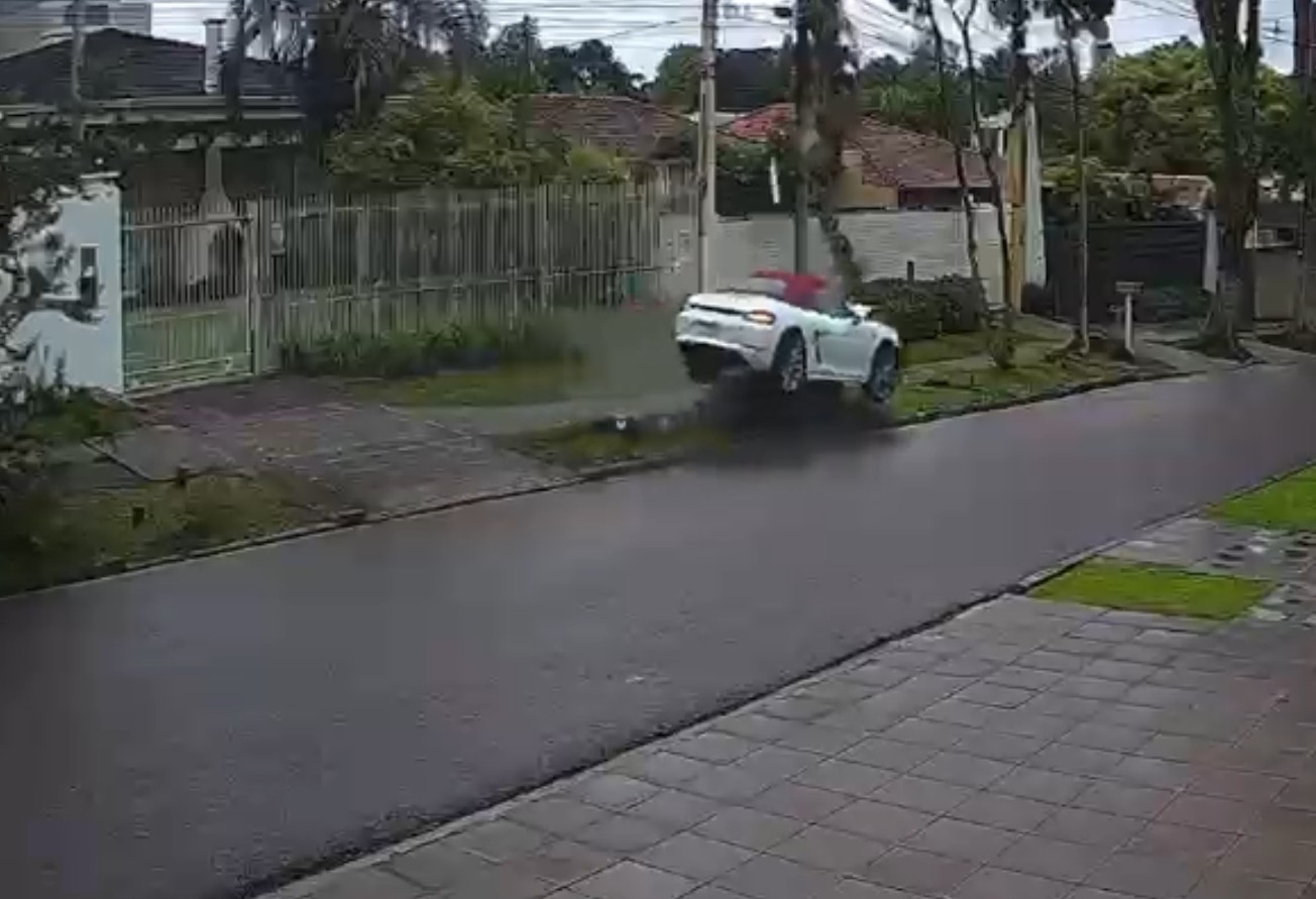 VÍDEO: Motorista bate Porsche de R$ 655 mil e abandona veículo em Curitiba