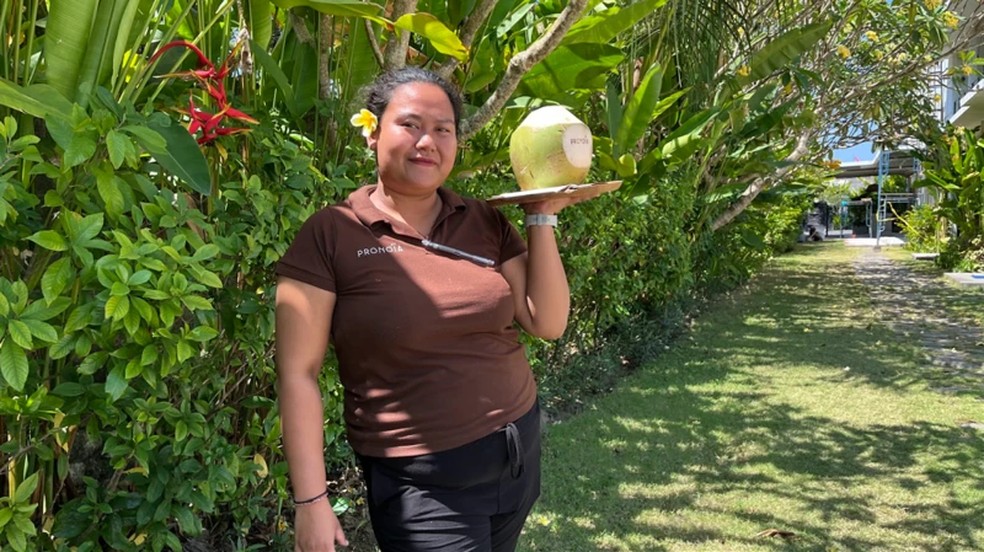Como muitas outras pessoas em Bali, Ni Kadek Sintya depende do turismo para ganhar a vida — Foto: Ade Mardiyati via BBC