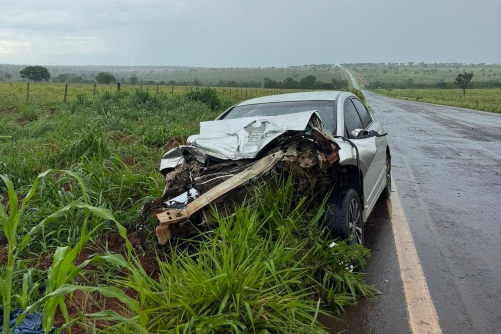Criança fica em estado grave após colisão entre carro e carreta na MS-040