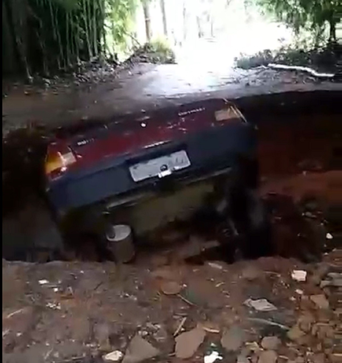 Carro cai em cratera após temporal levar ponte em Visconde do Rio Branco; veja estrago da chuva em outras cidades da região