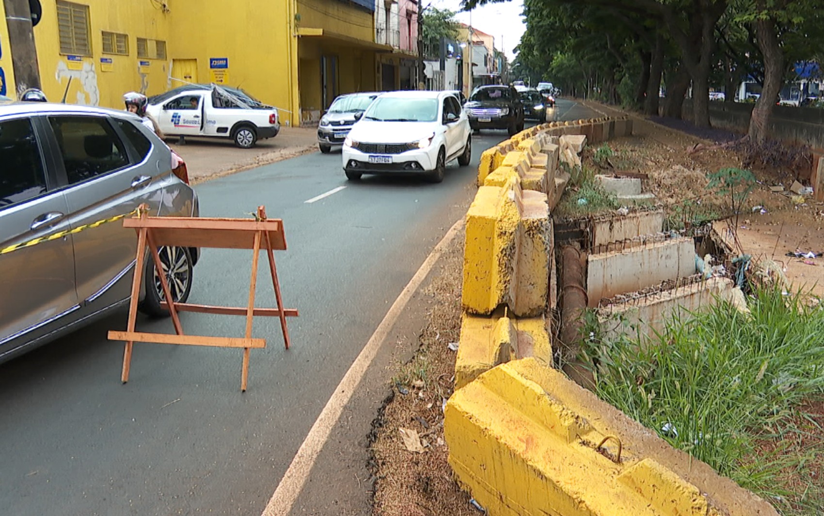 Afunilamento na Avenida Francisco Junqueira, em Ribeirão Preto, complica trânsito e motoristas reclamam 