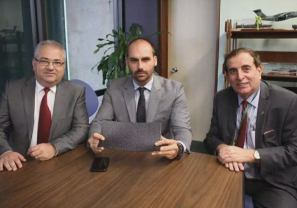 Junot com o deputado federal Eduardo Bolsonaro e Misael de Sousa, lobista da indústria de armas — Foto: Reprodução