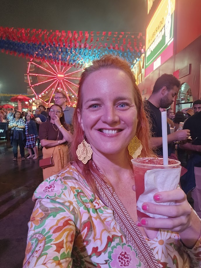 Turista australiana comemora 40 anos no São João de Campina Grande e viraliza: 'Melhor noite da minha vida'; VÍDEO