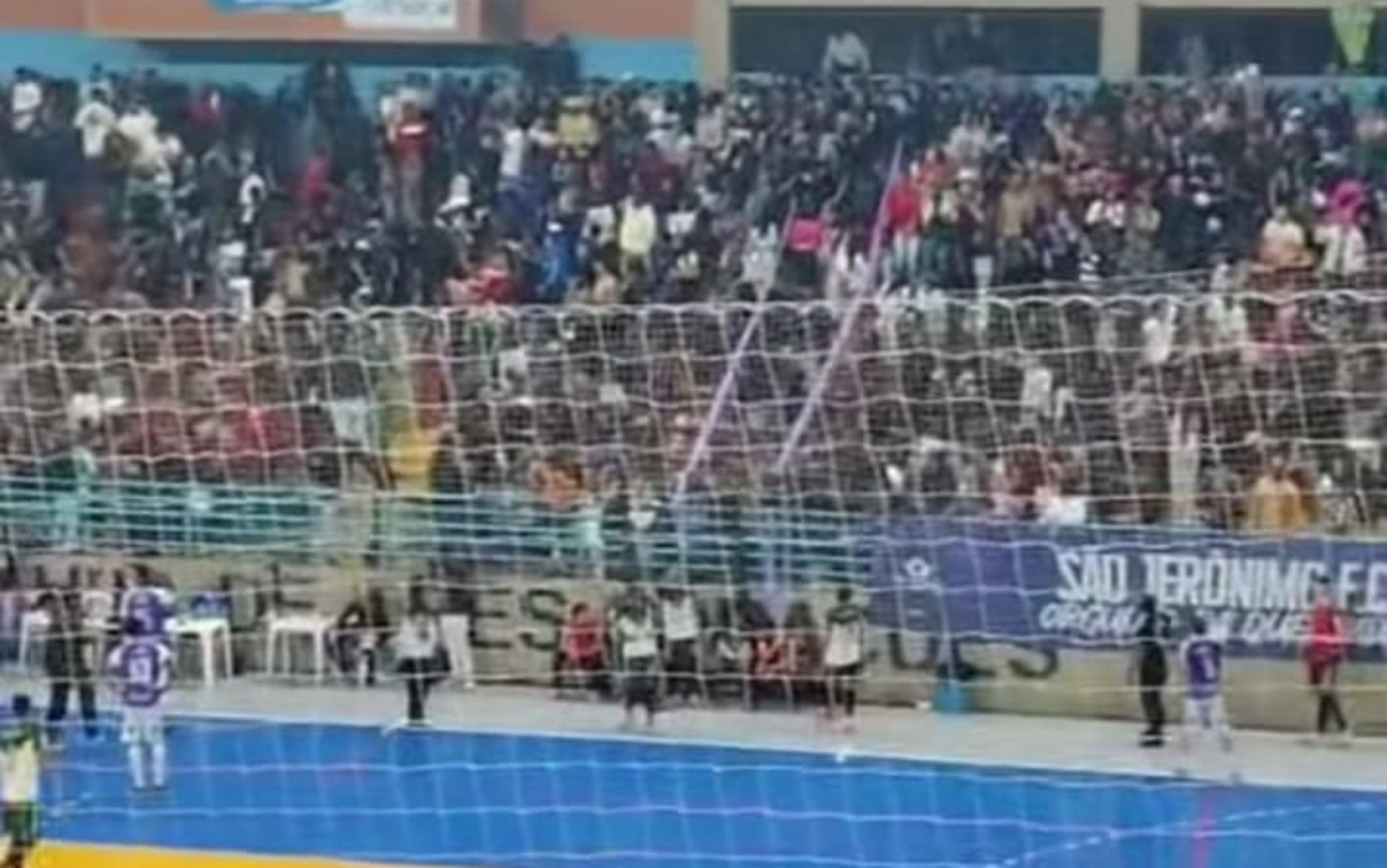 Briga em arquibancada causa tumulto e interrompe semifinal do Bairrão Tropical de Futsal, em Três Corações