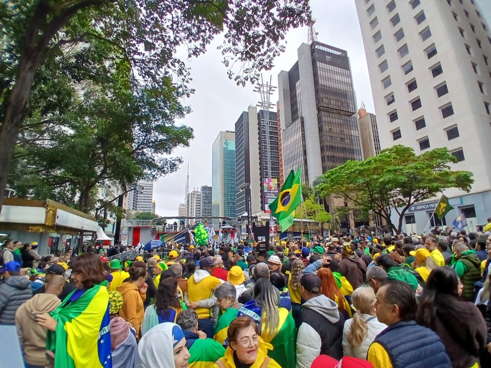Apoiadores de Flávio Bolsonaro durante ato na Avenida Paulista nesta segunda-feira (7) — Foto: Gustavo Honório/g1
