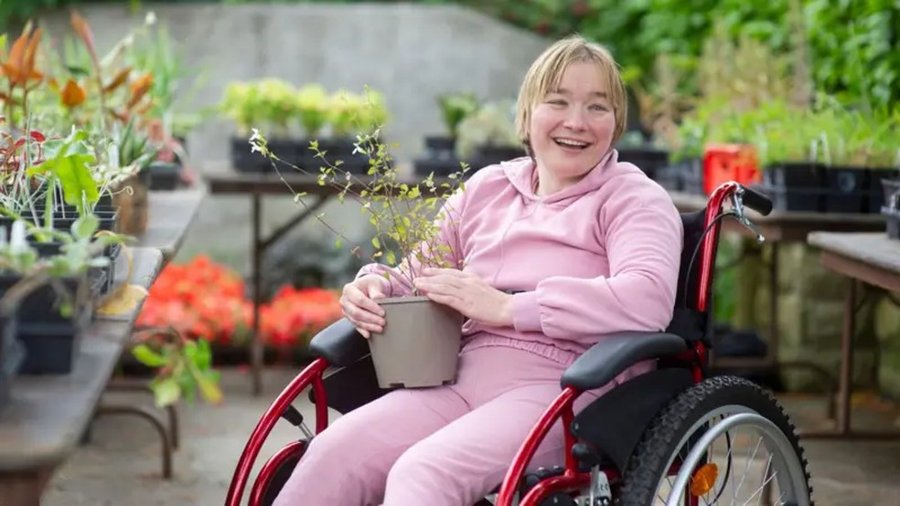 Segundo a organização beneficente Scope, em geral as pessoas com paralisia cerebral têm expectativa de vida semelhante à do restante da população — Foto: Getty Images/BBC