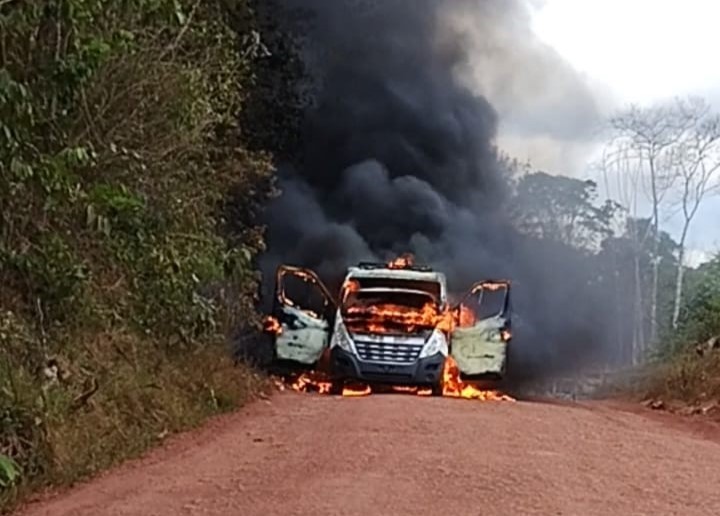 Ambulância pega fogo em ramal entre Vitória do Jari e Oiapoque, no Amapá; veja VÍDEO 