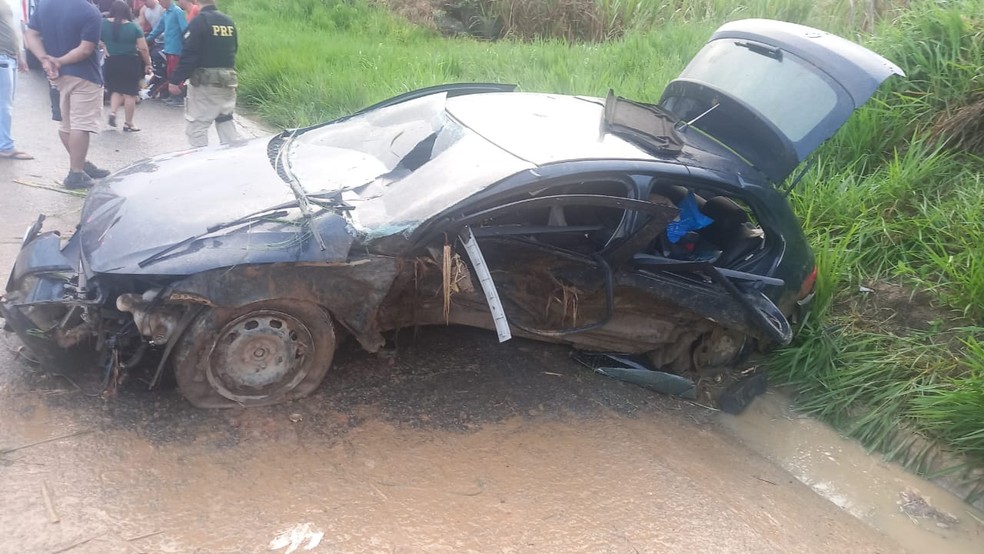 Carro ficou destruído após bater em barranco e capotar, em Escada, Pernambuco. — Foto: Divulgação/PRF