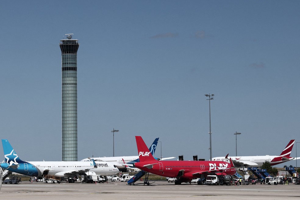 Aviões no aeroporto Charles de Gaulle, em Paris, nesta quinta-feira (3) — Foto: Thibaud MORITZ / AFP