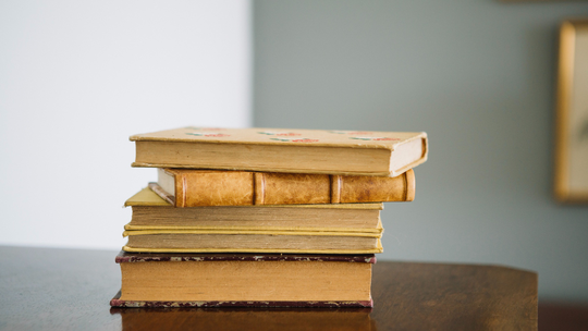 Livros: como limpar o pó e evitar páginas amareladas