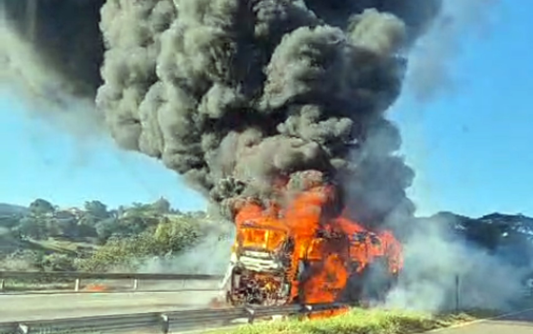 Ônibus pega fogo e interdita pista norte da Fernão Dias, em MG; veja VÍDEO