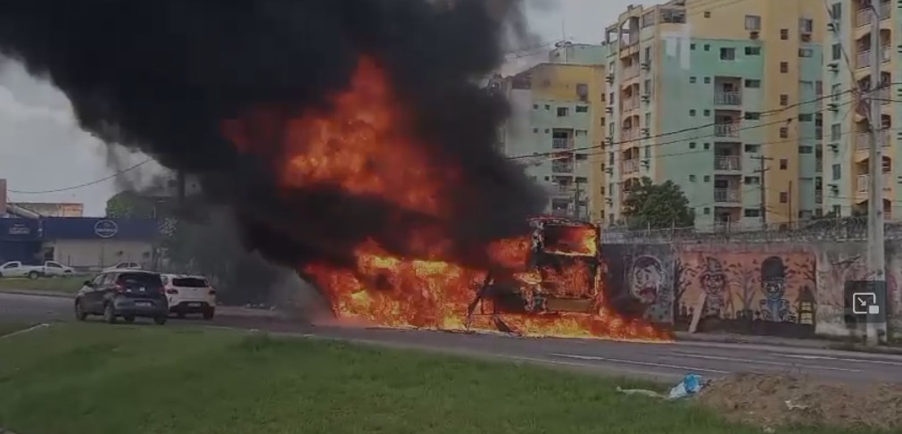 Ônibus pega fogo no meio de avenida movimentada em Belém; VÍDEO