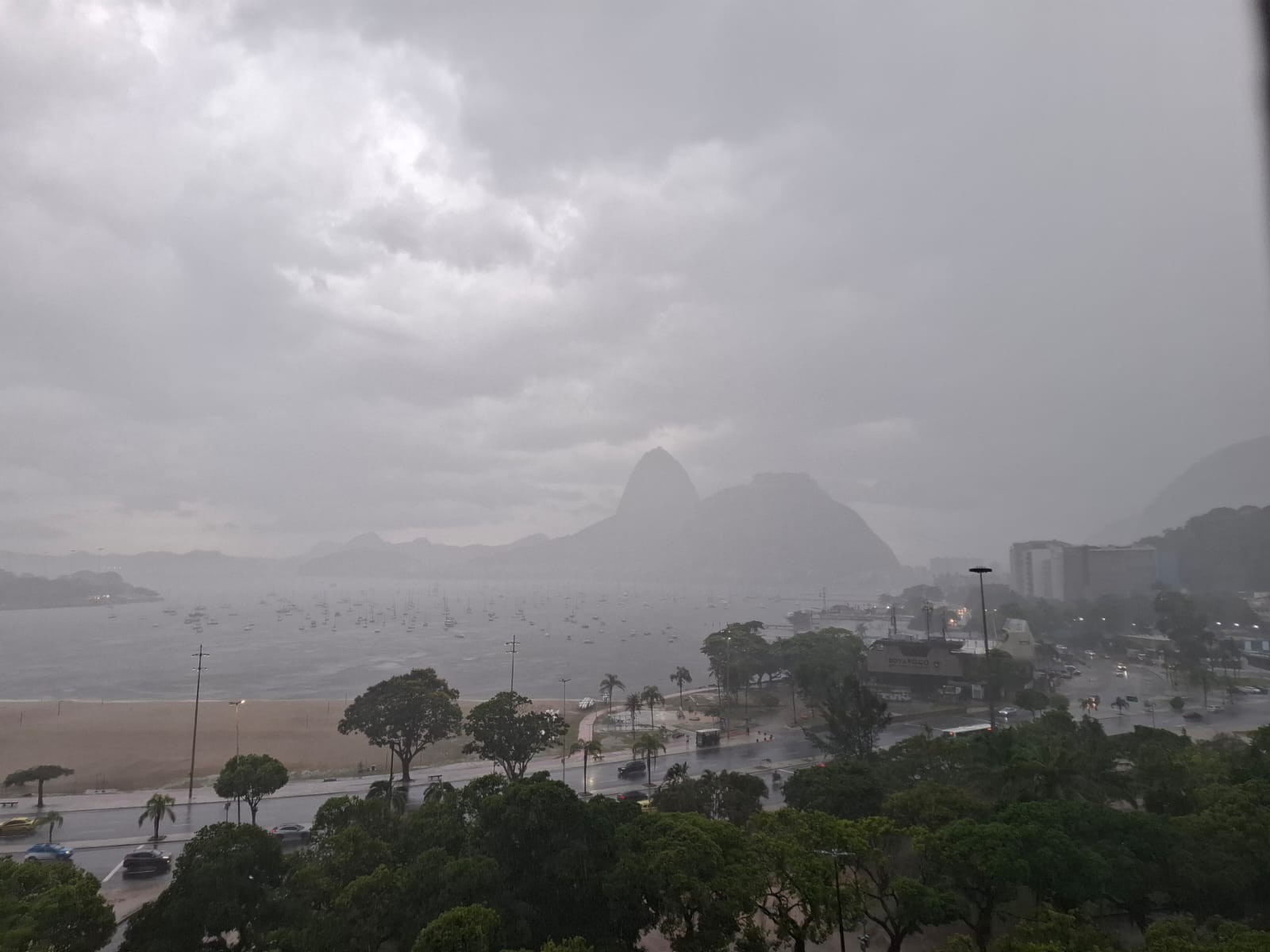 Grande Rio volta a ter chuva forte, e capital entra em 'estágio 2'