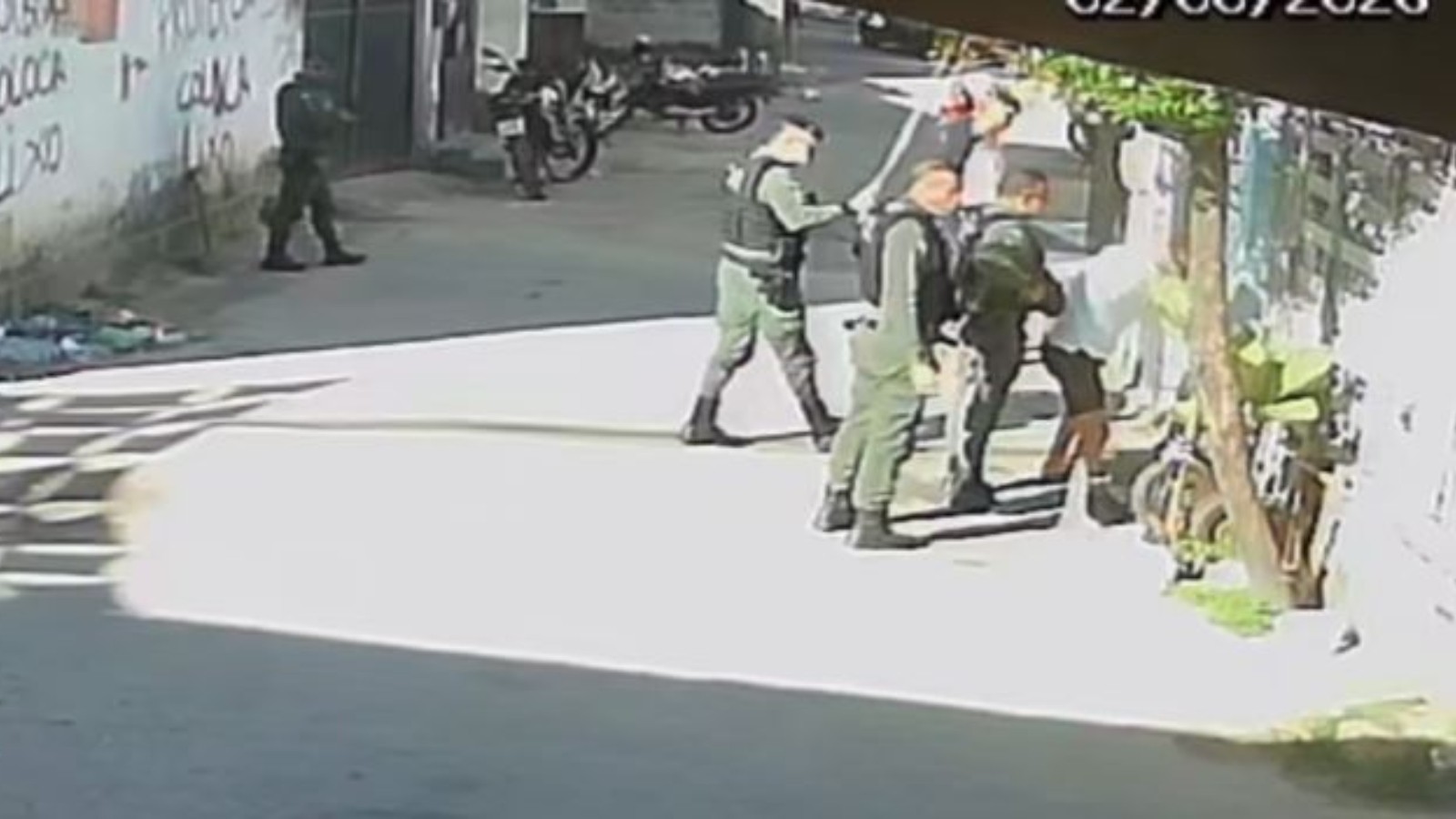 PMs agridem homens com pauladas e spray de pimenta no rosto durante abordagem em Fortaleza; veja vídeo