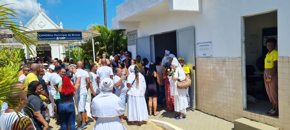 Corpo de babalorixá morto após Lavagem do Bonfim foi sepultado sob forte comoção — Foto: Eduardo Oliveira/TV Bahia
