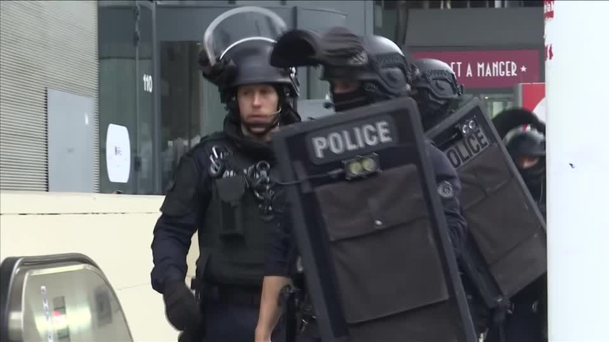 Polícia da França atira contra mulher vestida com hijab no metrô de Paris