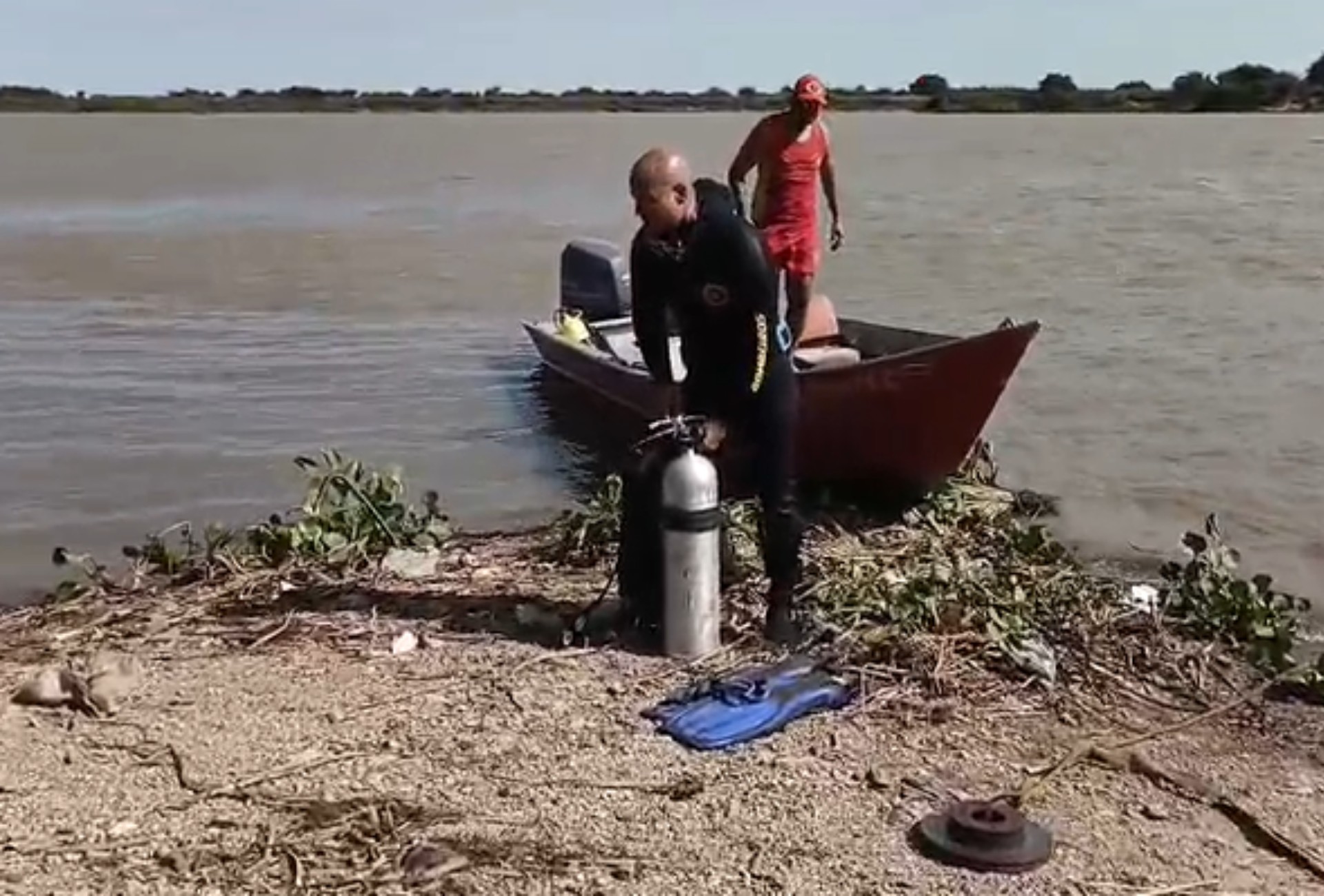 Jovem some enquanto nadava no Rio Paraguai e equipes de mergulho intensificam buscas