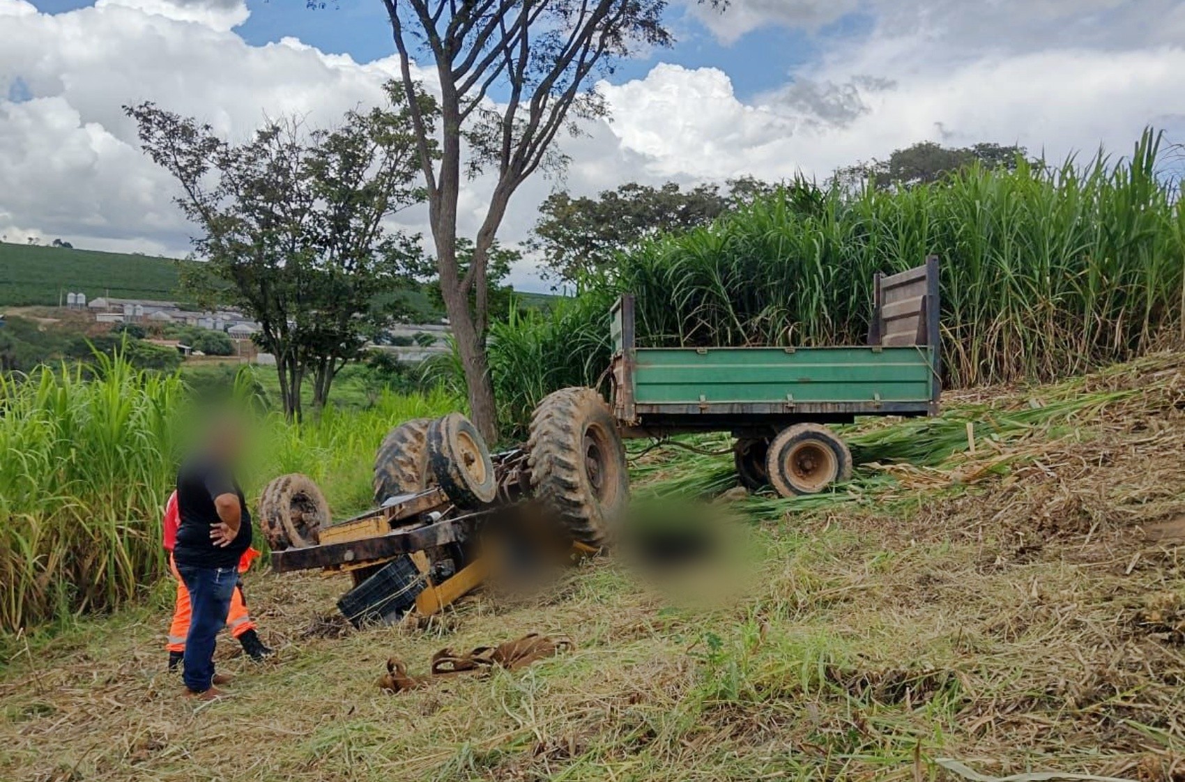 Homem morre após capotar trator na zona rural de Andradas, MG