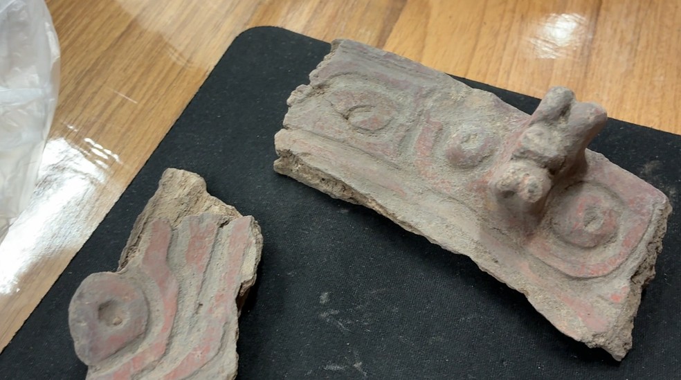 Peça de cerâmica e outros objetos achados por arqueólogos no Amazonas tem idade estimada em 3 mil anos. — Foto: Jean Beltrão/Rede Amazônica