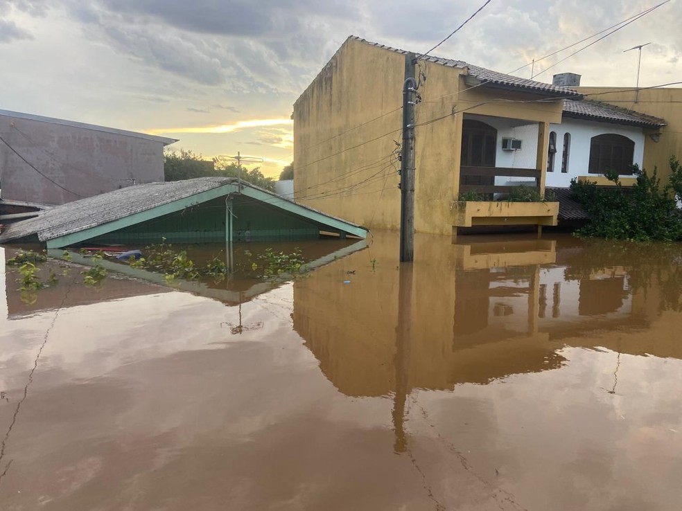 Casa ficou submersa na água em Canoas — Foto: Divulgação