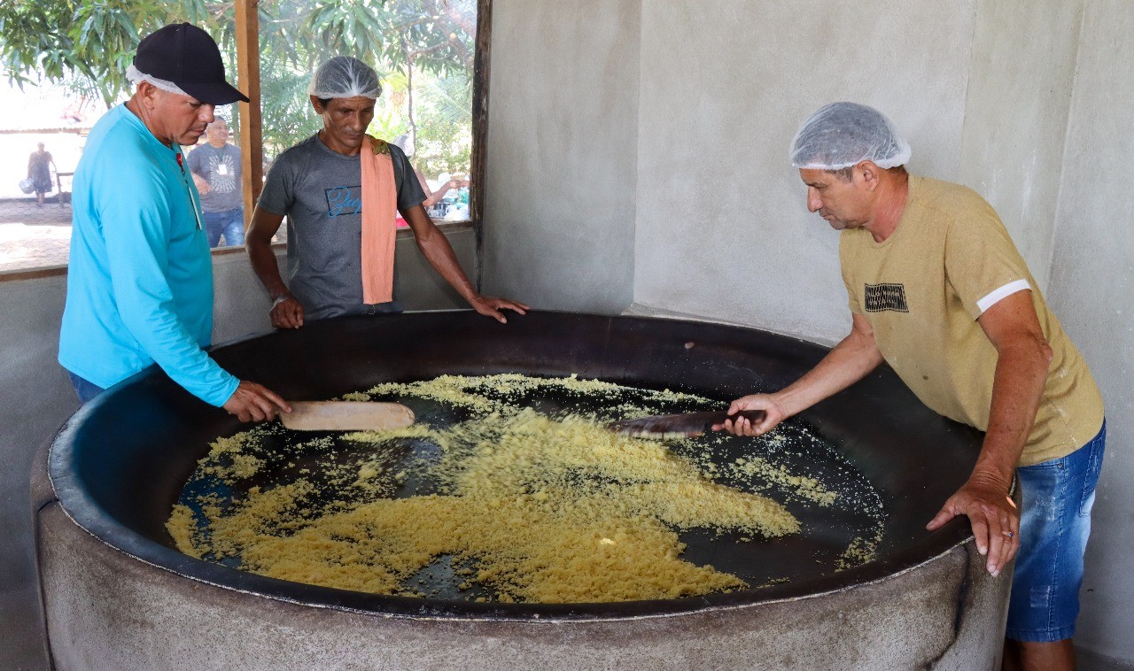 Em Óbidos, agricultores aprendem técnicas de beneficiamento da farinha e derivados da mandioca