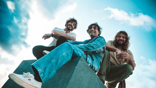 Cor dos Olhos, trio dissidente da banda cearense Selvagens à Procura de Lei, lança o primeiro álbum e sai em turnê -