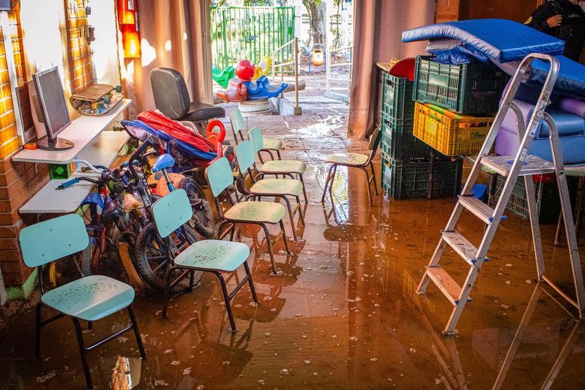 Porto Alegre inicia retomada de aulas na rede municipal após enchentes 