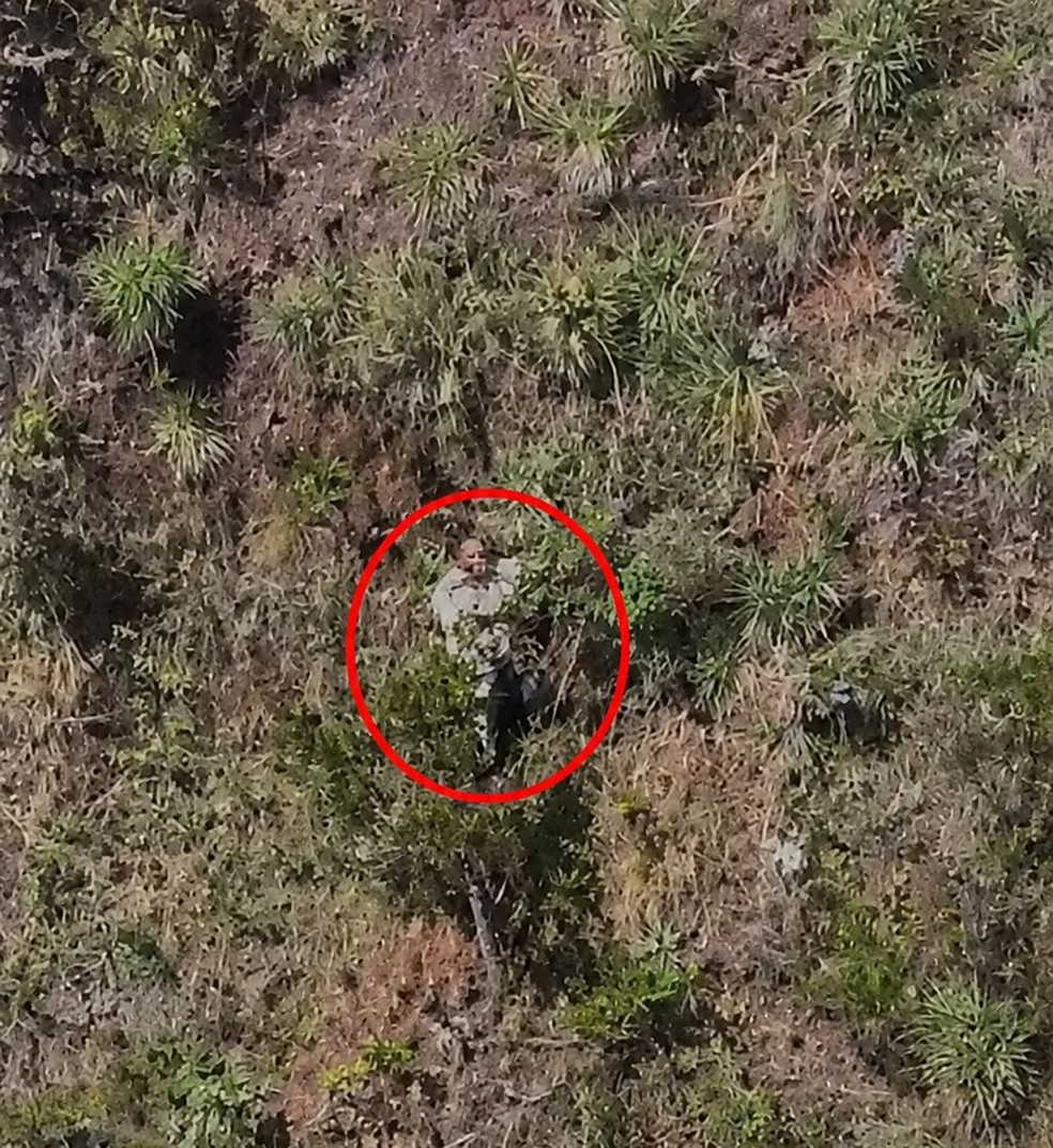 Ana Cláudia Rodrigues da Silva Souza foi encontrada com vida em um penhasco do Parque do Rola-Moça — Foto: PMMG e CBMG