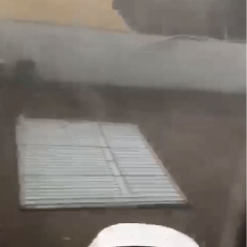 Imagens mostram portão sendo arrancado durante temporal em São Sebastião do  Paraíso