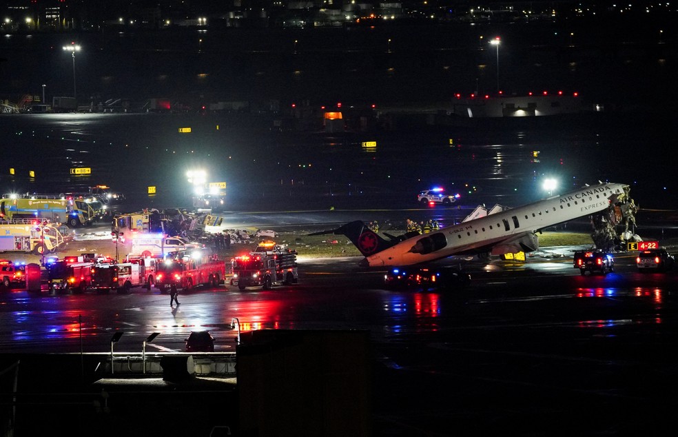 Equipes de emergência atuam em colisão no Aeroporto LaGuardia, em NY — Foto: Bing Guan/Reuters