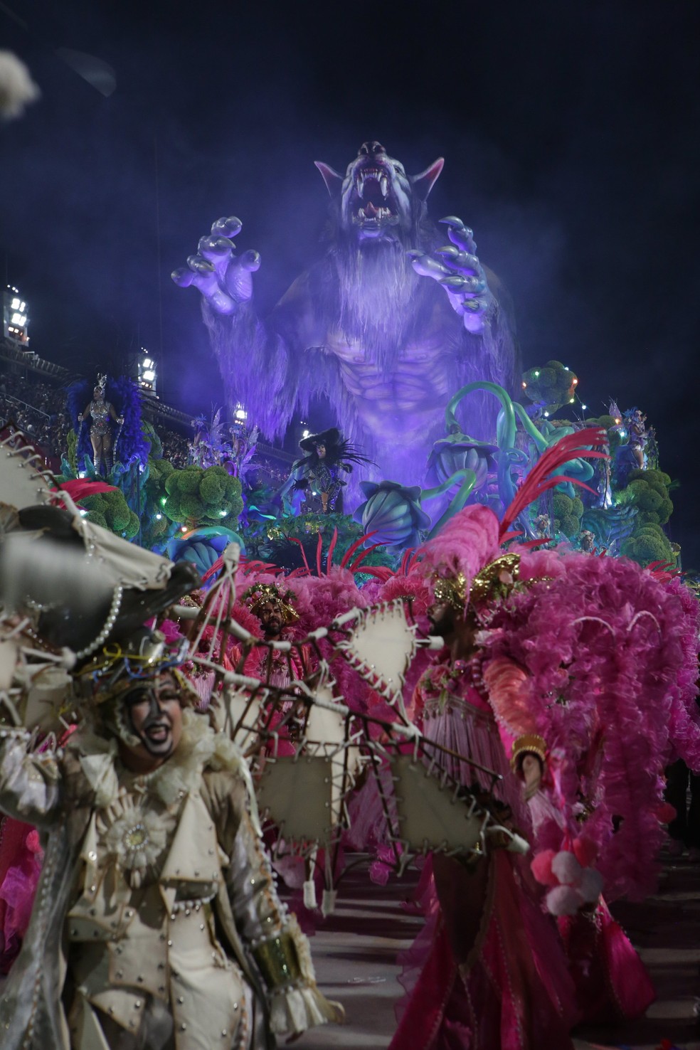 Carro do lobisomem gigante na Imperatriz — Foto: Tata Barreto/Riotur