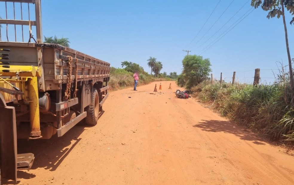 Acidente de trânsito entre carreta e motocicleta mata uma pessoa em estrada rural em Rosana (SP) — Foto: Redes sociais