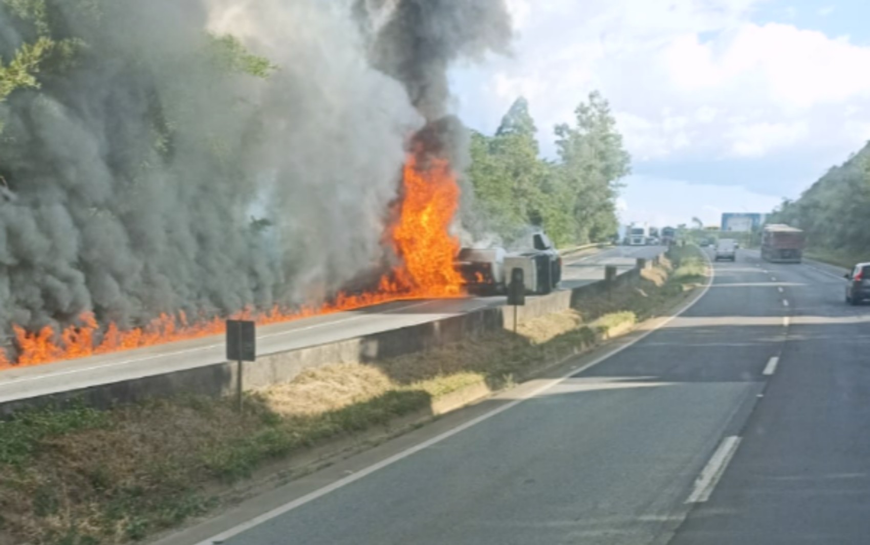 Acidente com carreta carregada de combustíveis interdita trânsito da Fernão Dias próximo a Estiva, MG