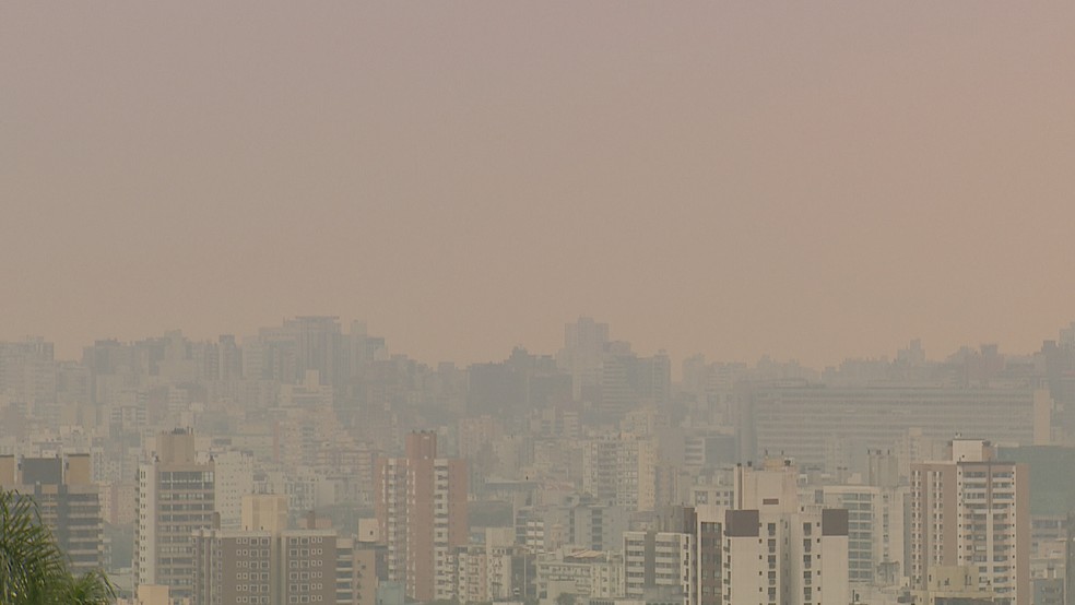 Fumaça muda a cor do céu em Porto Alegre em 9 de setembro de 2024 — Foto: Reprodução/RBS TV