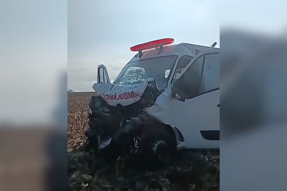 Ambulância ficou destruída após acidente em MS — Foto: Jardim MS News