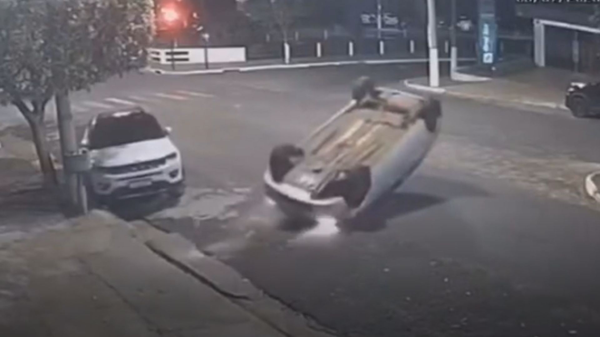 VÍDEO: Motorista capota carro após sair de bar onde assistia jogo do Brasil em MG