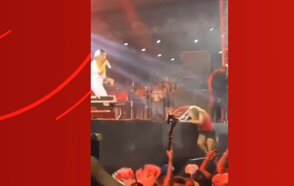 Fã invade palco e é imobilizada por seguranças de Simone durante show na Bahia — Foto: Reprodução/Redes Sociais