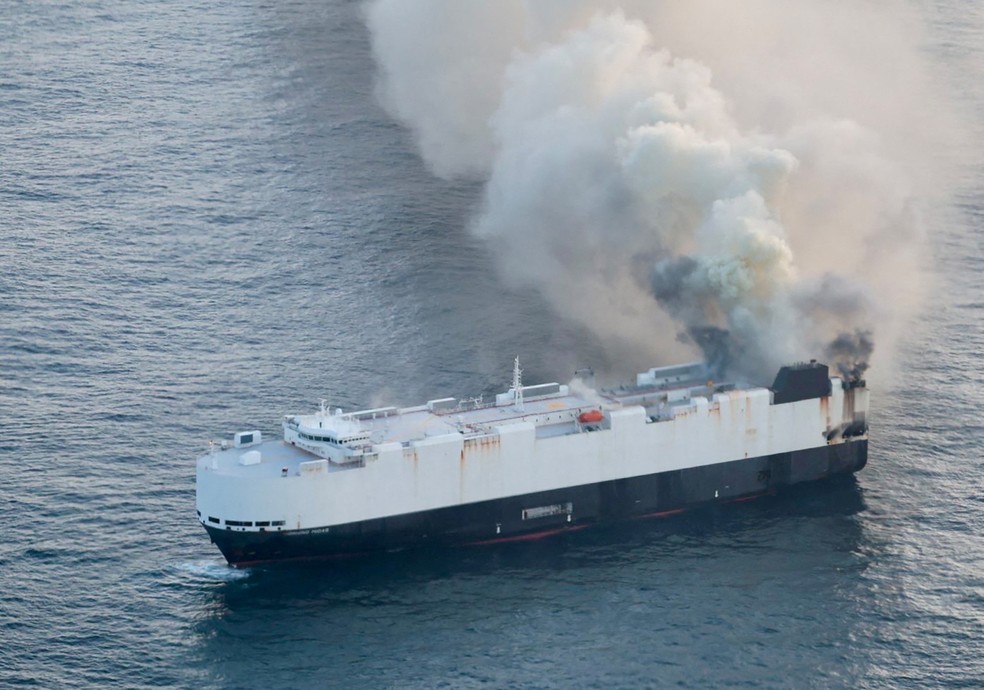Navio que saiu da China com mais de 3.000 veículos queima há oito dias na costa do Alaska, nos Estados Unidos. — Foto: U.S. Coast Guard/Roland Hobson/Handout/Reuters