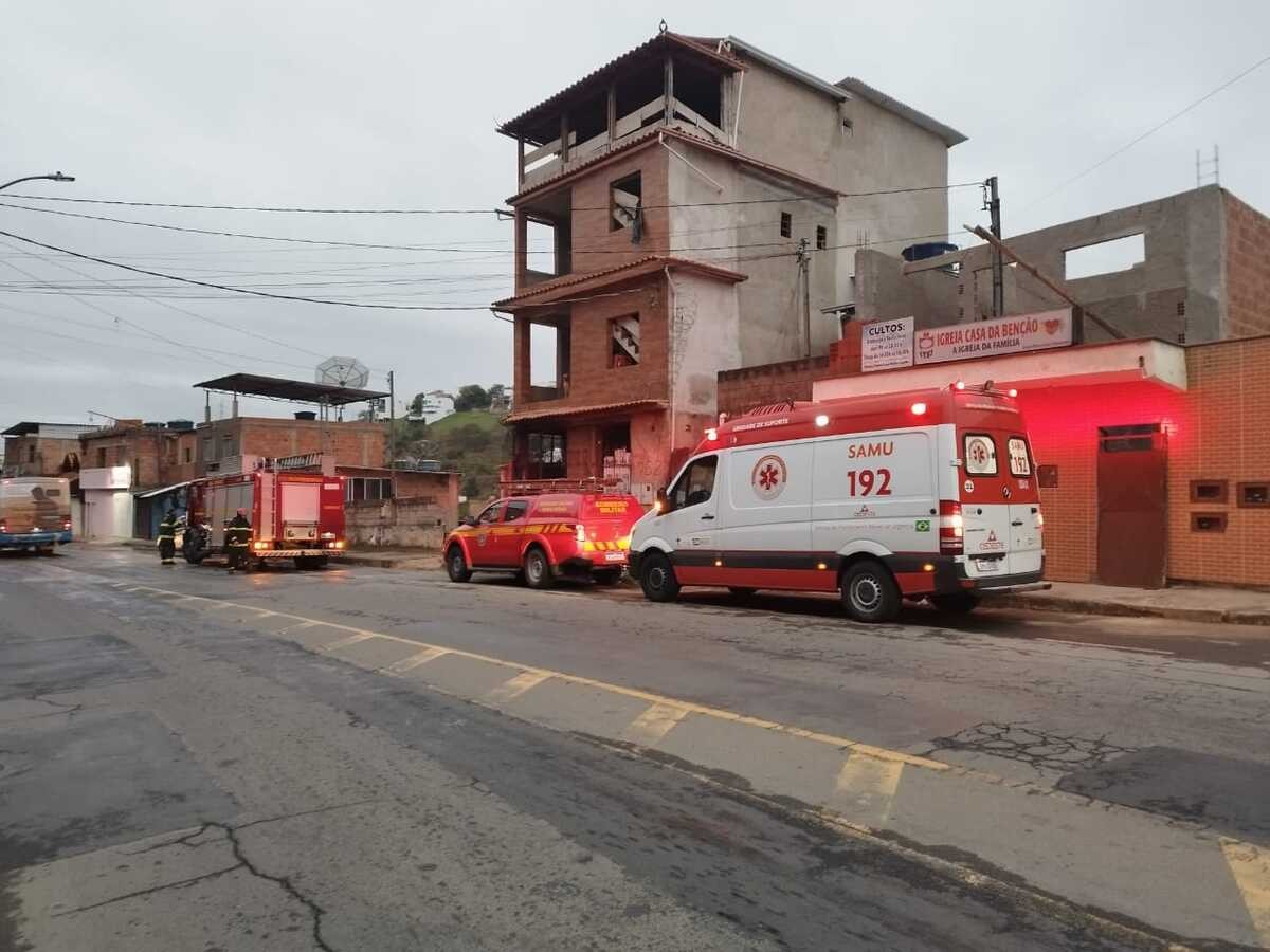 Incêndio atinge porão de prédio e mobiliza resgate de idosa acamada de 97 anos em Juiz de Fora