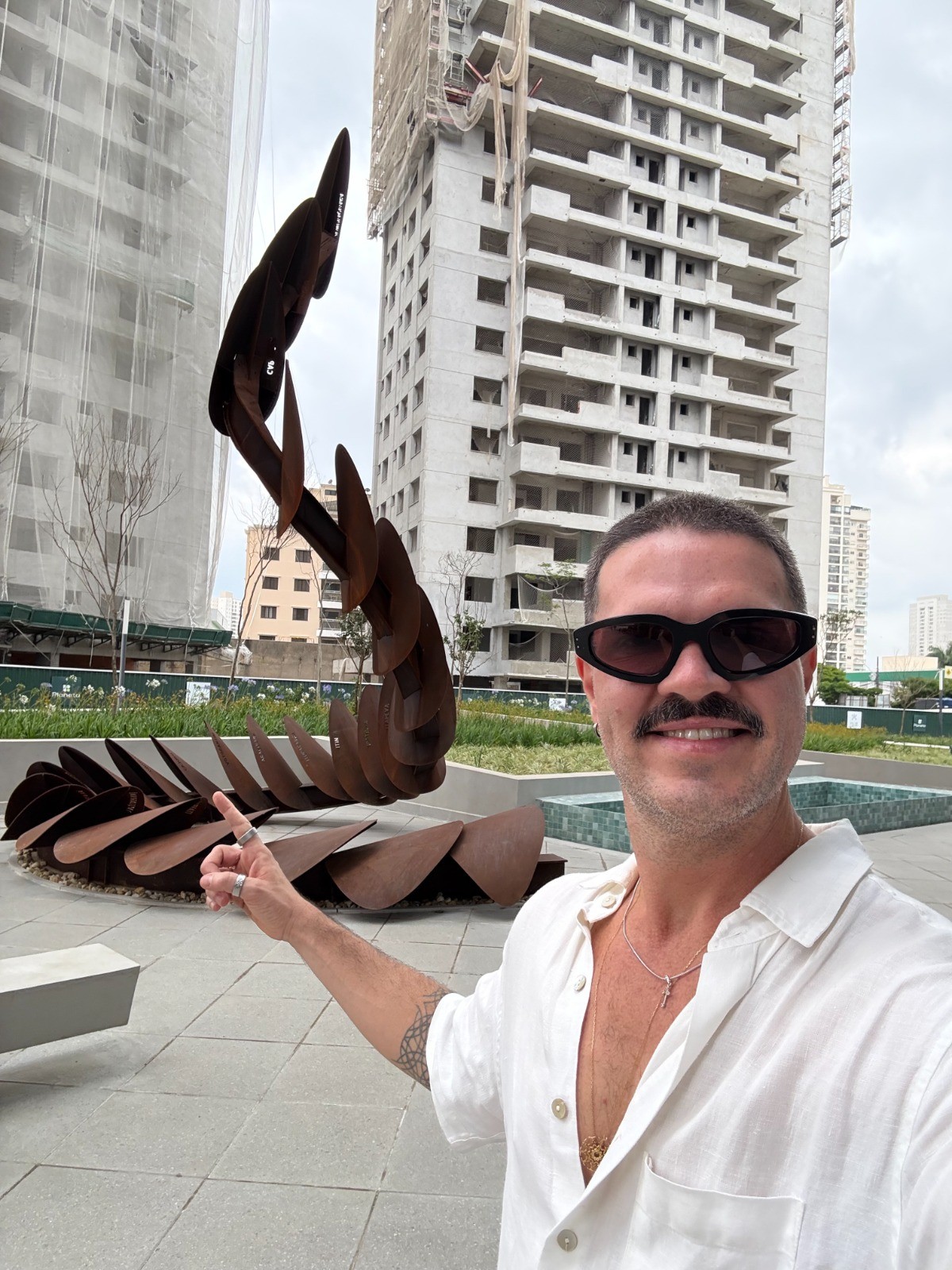 Sorocaba ganha escultura de Guto Requena de mais de 7 toneladas: arte, memória e gentileza urbana