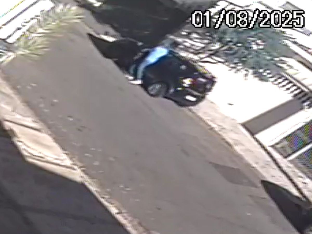 VÍDEO: em furto inusitado, homem arromba porta de carro e foge empurrando veículo
