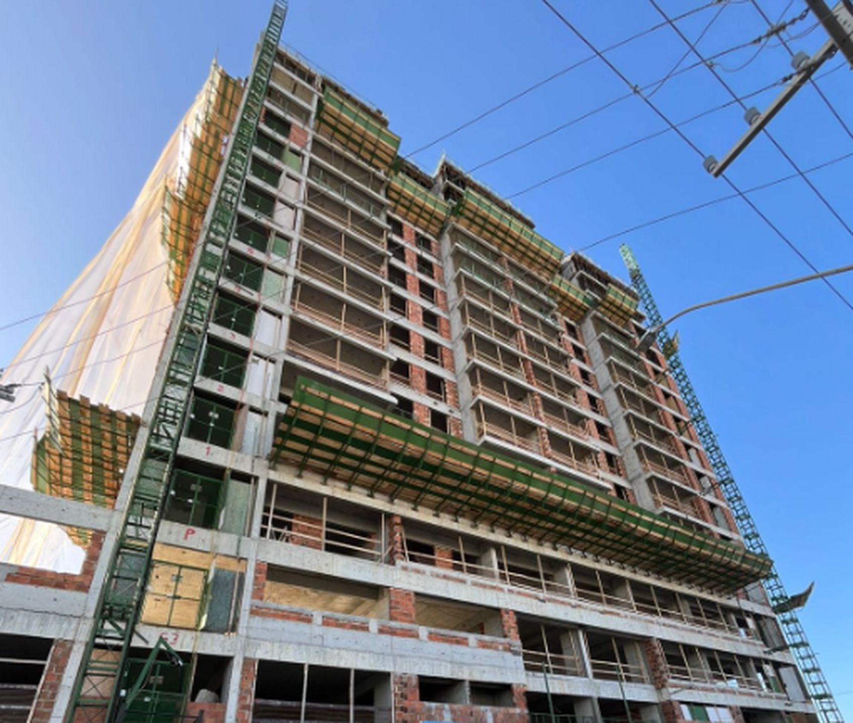 Dois trabalhadores ficam feridos após elevador de obra despencar na Zona Sul de Aracaju 